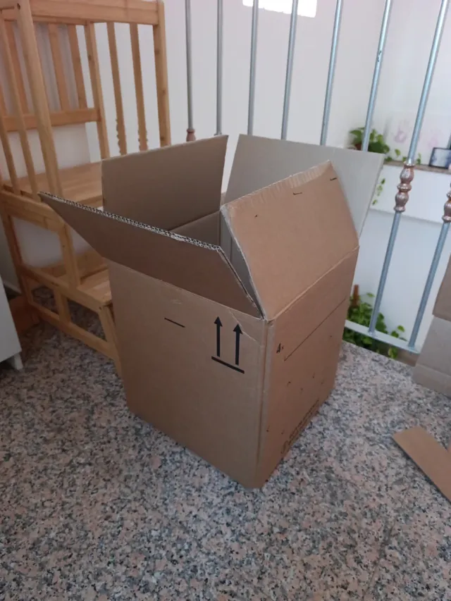 Caja de cartón robusta 38x42 cm.