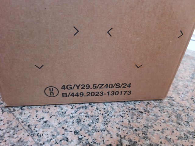 Caja de cartón robusta 38x42 cm.