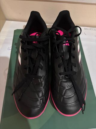 Adidas multitaco negro y rosa, es tallaje infantil