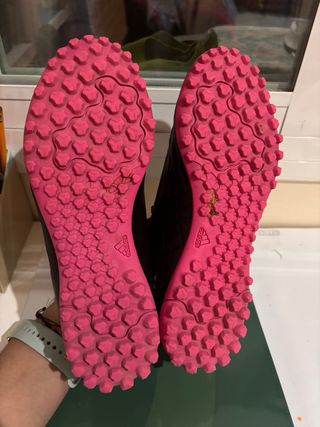 Adidas multitaco negro y rosa, es tallaje infantil