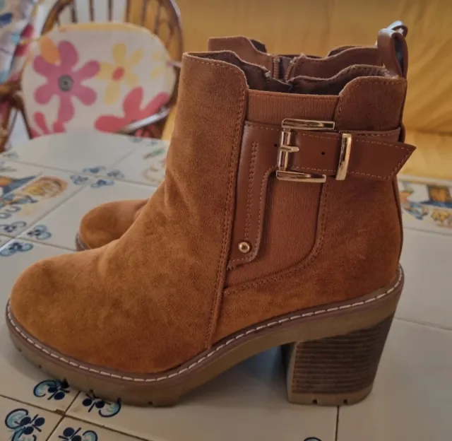 Botines marrones con hebilla