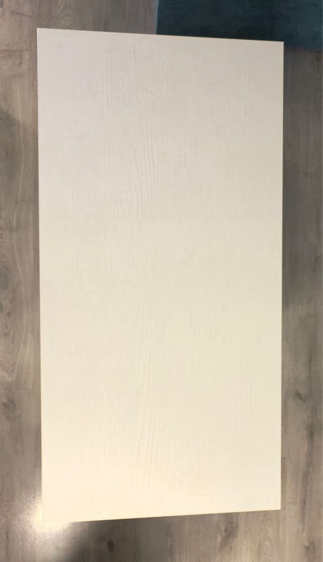 Mesa elevable blanca madera maciza co cajón y Puff