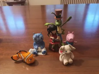 Lote de muñecos variados