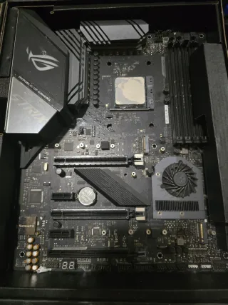 Placa Base ASUS ROG STRIX con Procesador