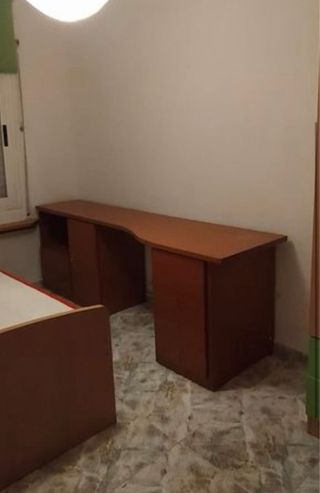 Mesa de escritorio de madera marrón
