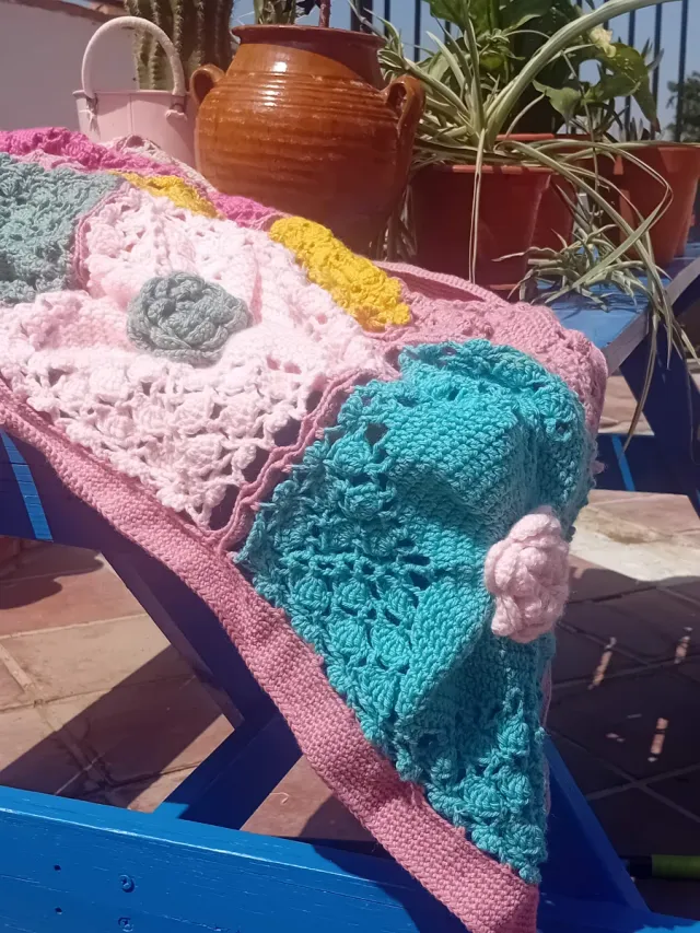 Manta tejida a mano con flores