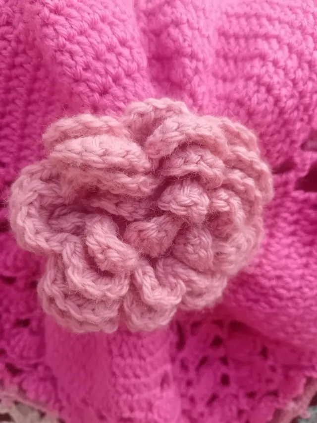 Manta tejida a mano con flores