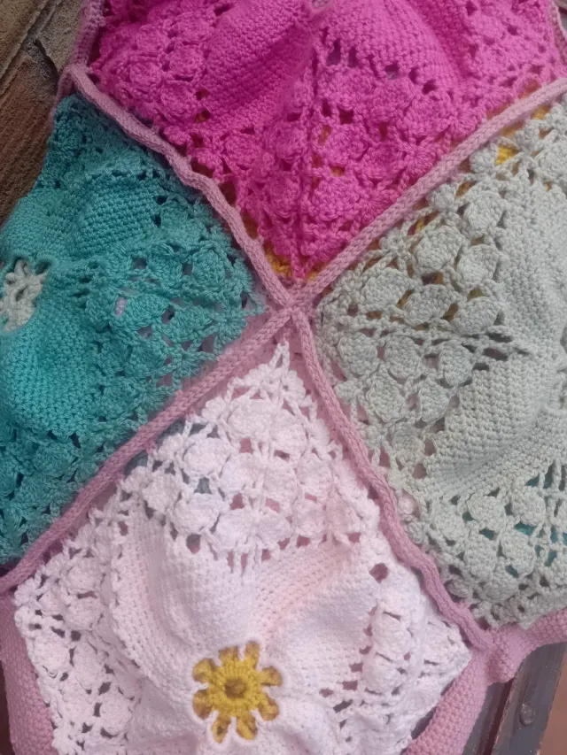 Manta tejida a mano con flores