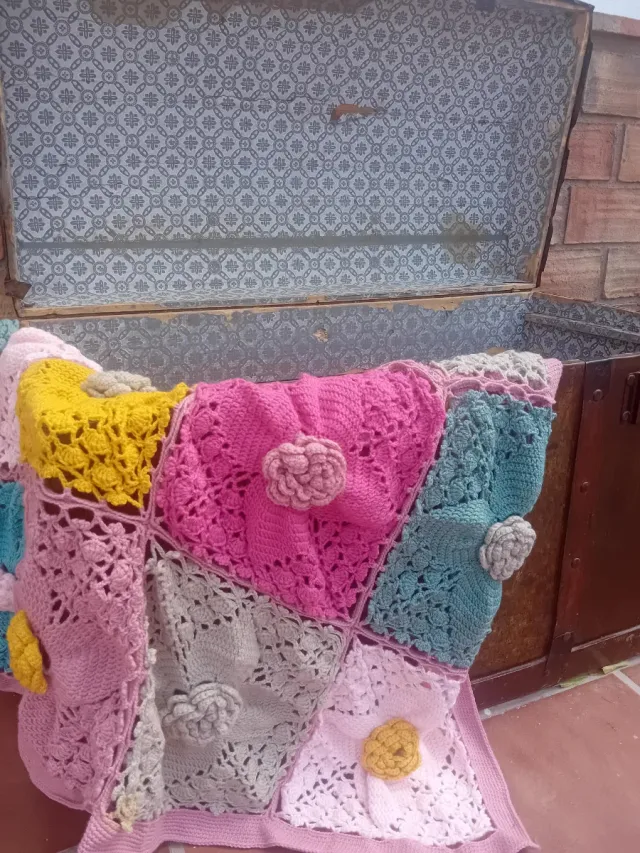 Manta tejida a mano con flores