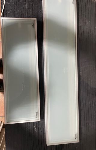 Estanterías de cristal con luz