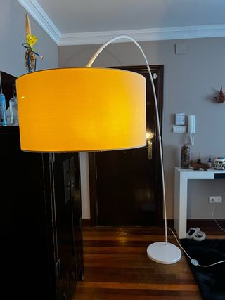Lámpara de pie con arco blanca