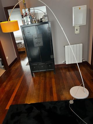 Lámpara de pie con arco blanca