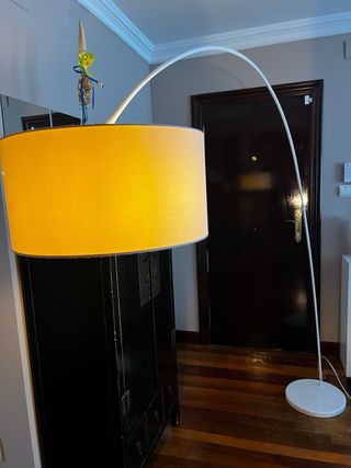 Lámpara de pie con arco blanca