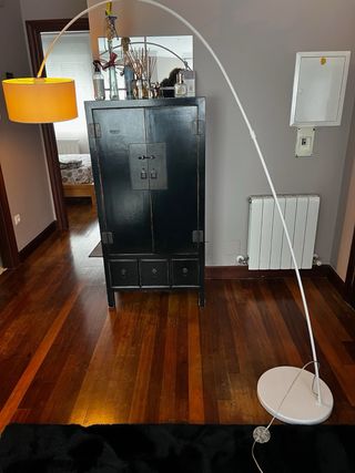 Lámpara de pie con arco blanca