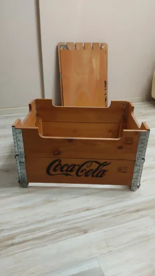 Mesa Coca-Cola de madera y metraquilato