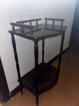 Mesita auxiliar de madera oscura