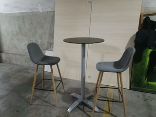 Taburete alto tapizado gris patas madera