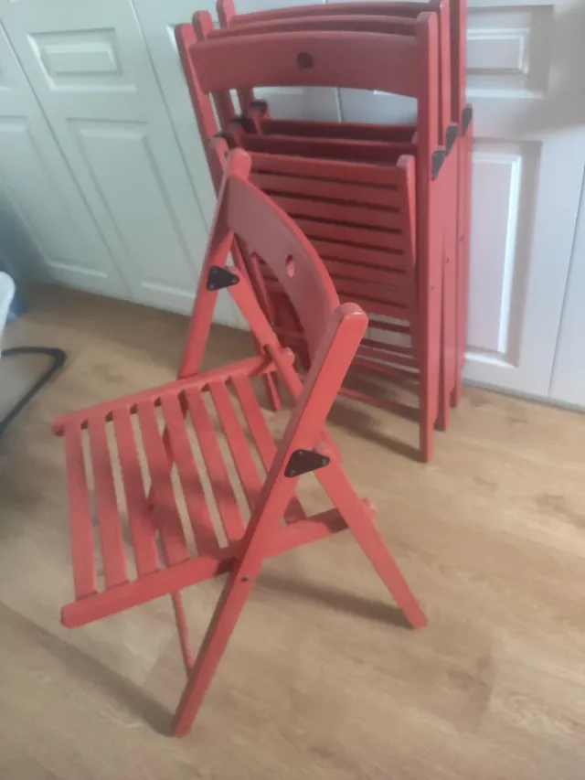 Cuatro silllas plegables de madera rojas
