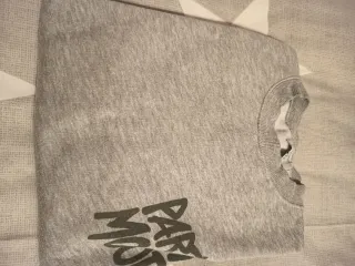 Sudadera gris con estampado