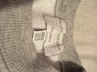 Sudadera gris con estampado