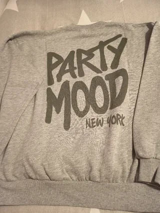 Sudadera gris con estampado