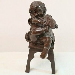 Bronce Juan Clara niño sentado