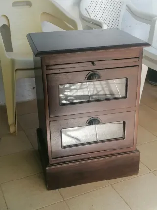 Mesita de noche de madera maciza oscura