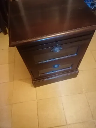 Mesita de noche de madera maciza oscura