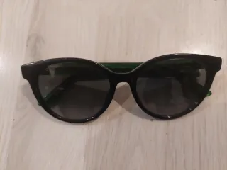 Gafas de sol Gucci negras y verdes