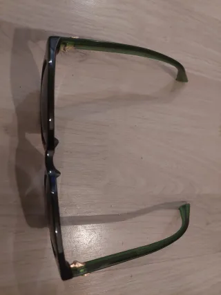 Gafas de sol Gucci negras y verdes