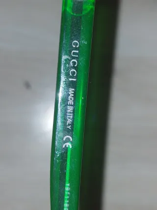 Gafas de sol Gucci negras y verdes