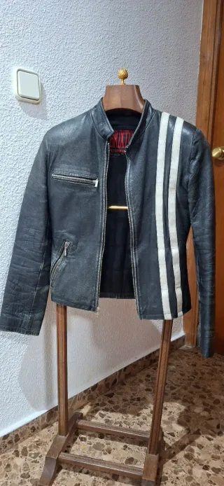 Cazadora Biker Piel Negra con Rayas Blancas