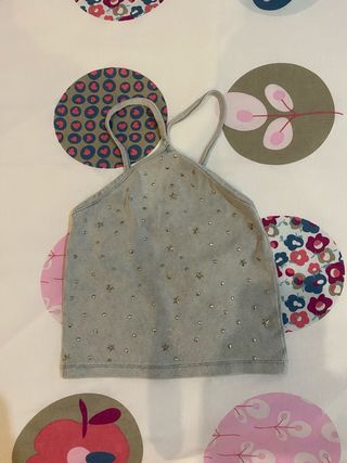 Top gris con tachas plateadas