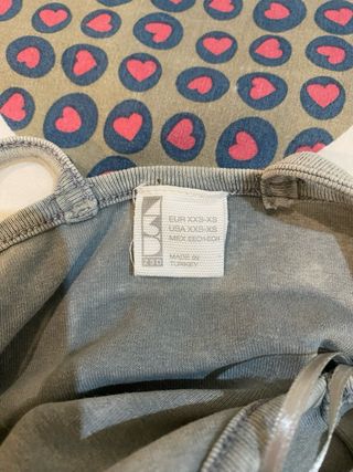 Top gris con tachas plateadas