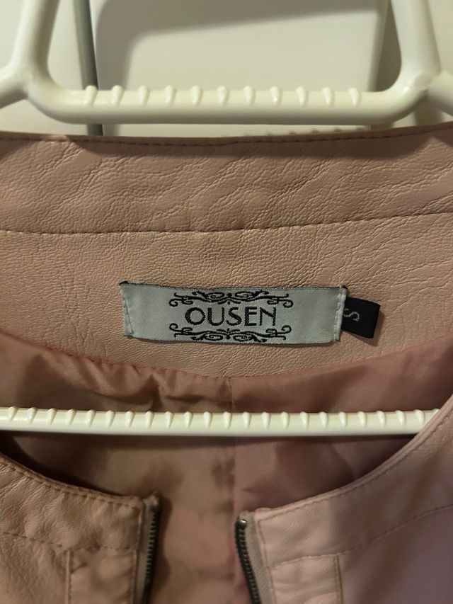 Chaqueta efecto piel rosa