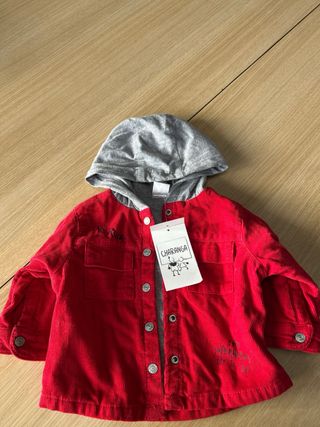Chaquetilla niño roja con capucha