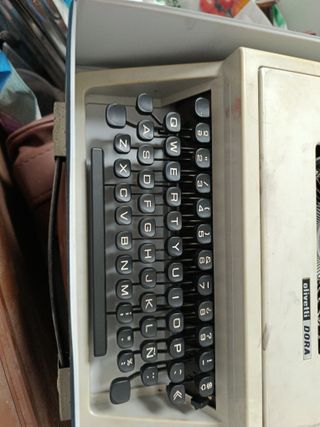 Máquina de escribir Olivetti Dora