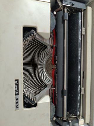 Máquina de escribir Olivetti Dora