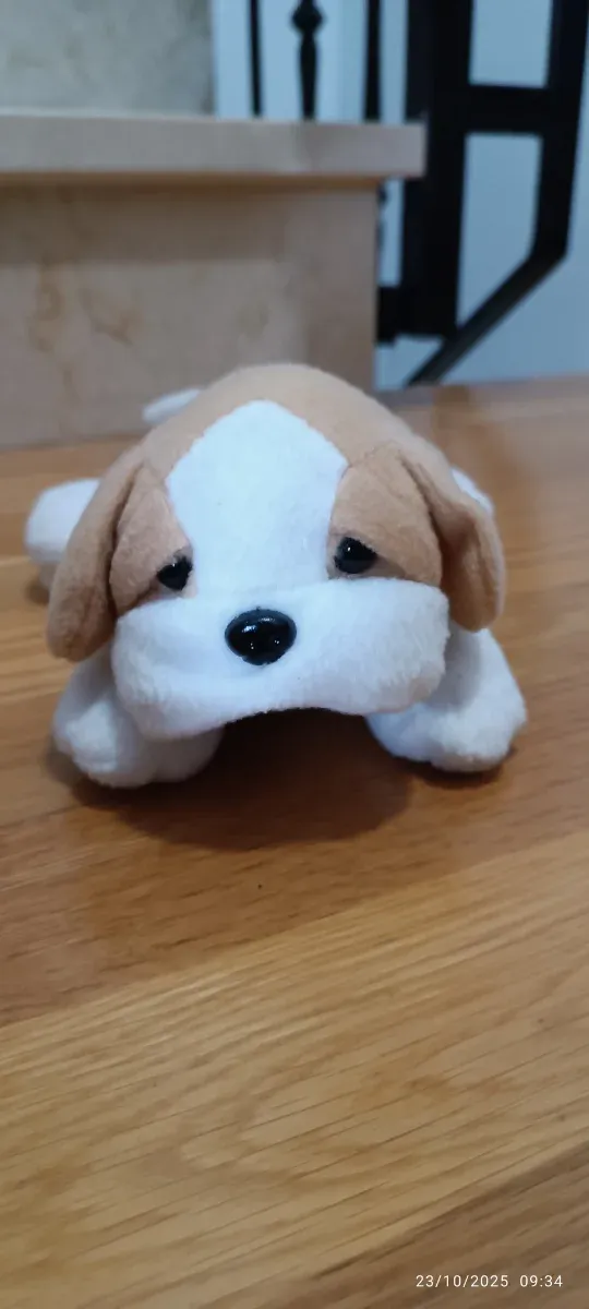Peluche perro marrón y blanco