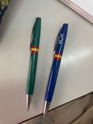 Bolígrafos Vox y Guardia Civil