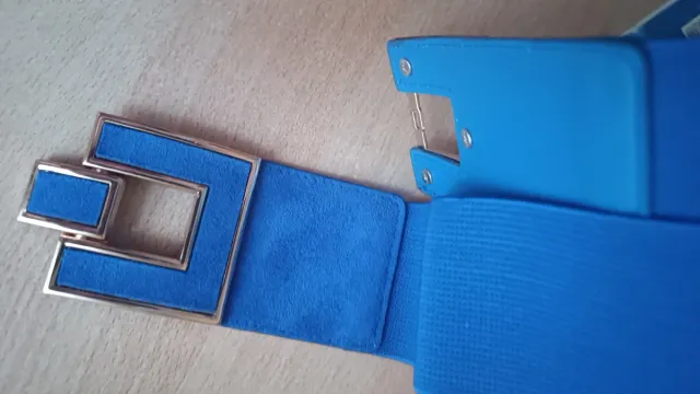 Cintura elastica blu con fibbia oro