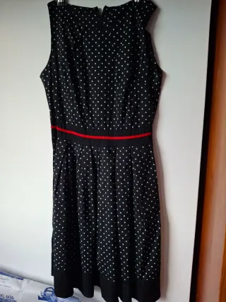 Vestido de lunares negro y rojo