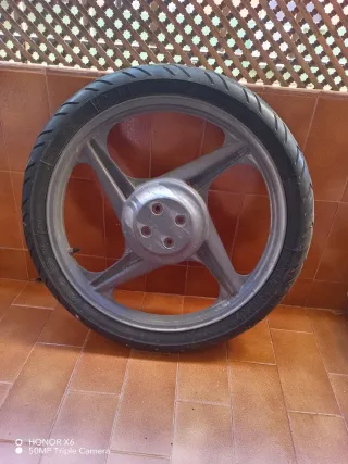 Llanta con neumático vespino