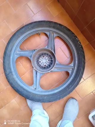 Llanta con neumático vespino