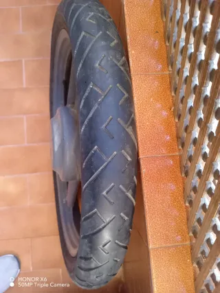 Llanta con neumático vespino