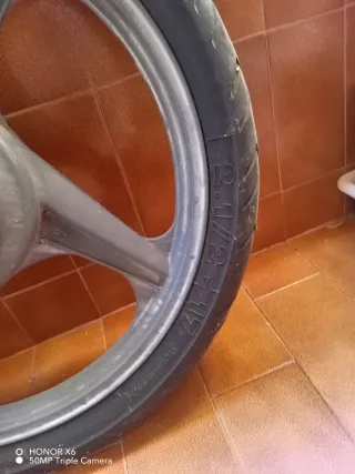 Llanta con neumático vespino