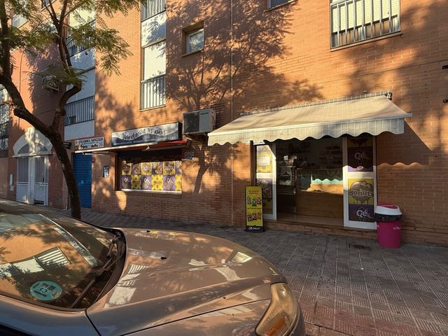 se traspasa tienda de alimentación en dos hermanas