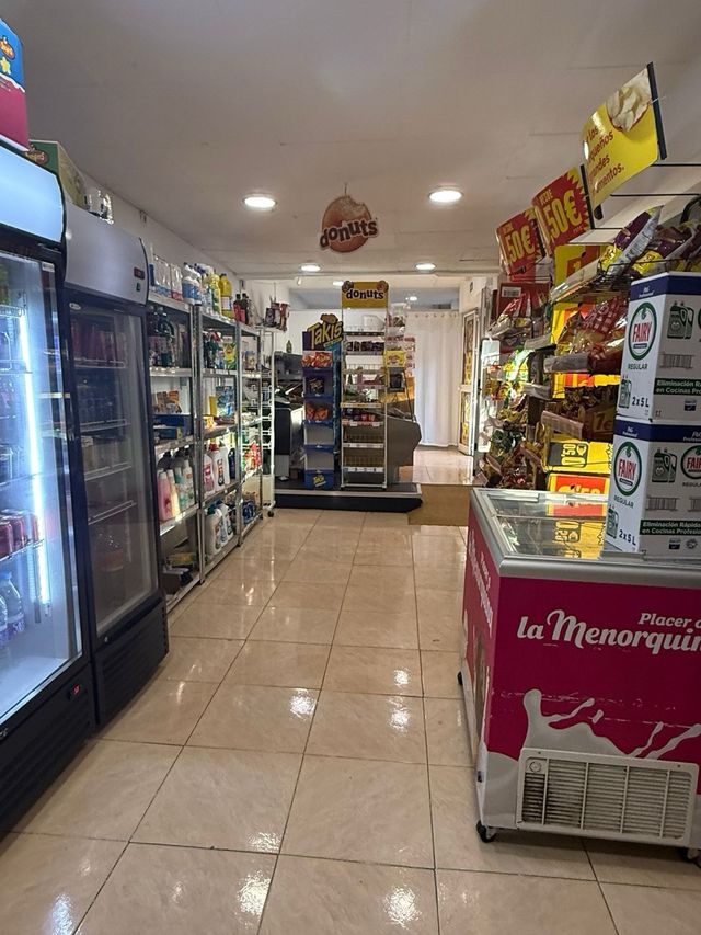 se traspasa tienda de alimentación en dos hermanas