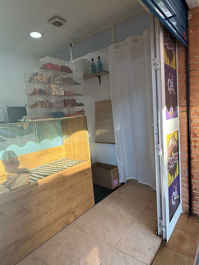 se traspasa tienda de alimentación en dos hermanas