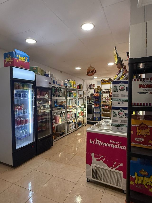 se traspasa tienda de alimentación en dos hermanas